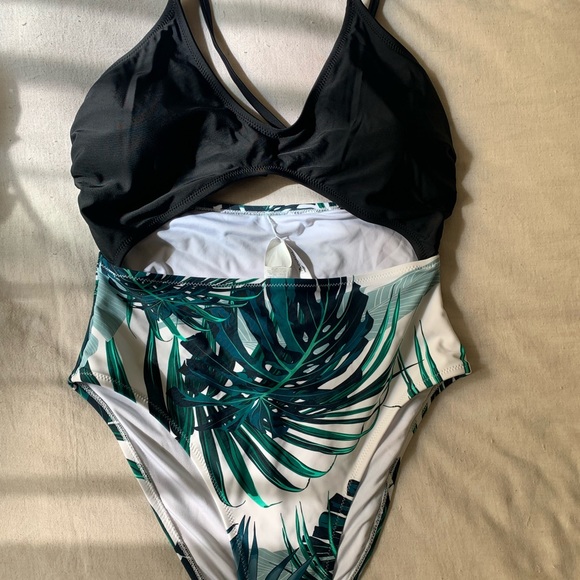 Cupshe One Piece Swimsuit - Picture 2 of 4